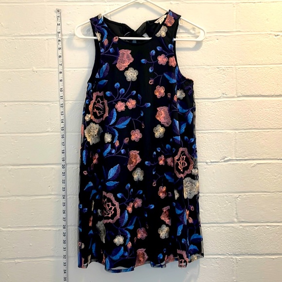 Adorable embroidered little black dress - Picture 1 of 8